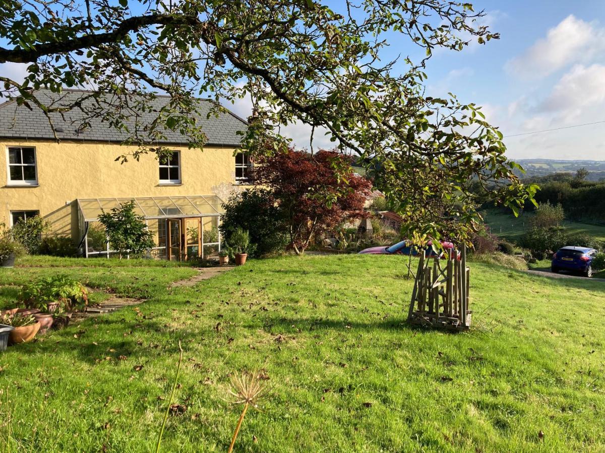 Frizenham Farmhouse Little Torrington Экстерьер фото